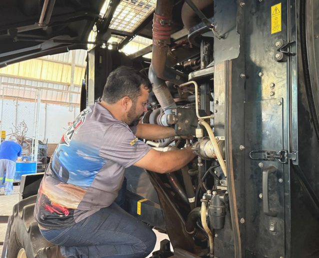 Mecânico da DM trabalhando em colhedora de cana