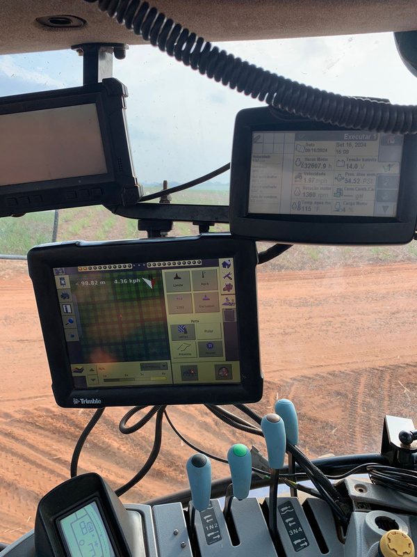 Cabine de máquina agrícola com telas de piloto automático/GPS