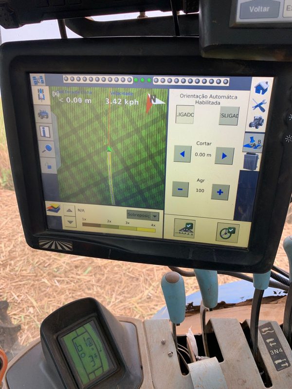 Piloto automático/GPS Trimble e CNH — serviço da DM Manutenção Agrícola